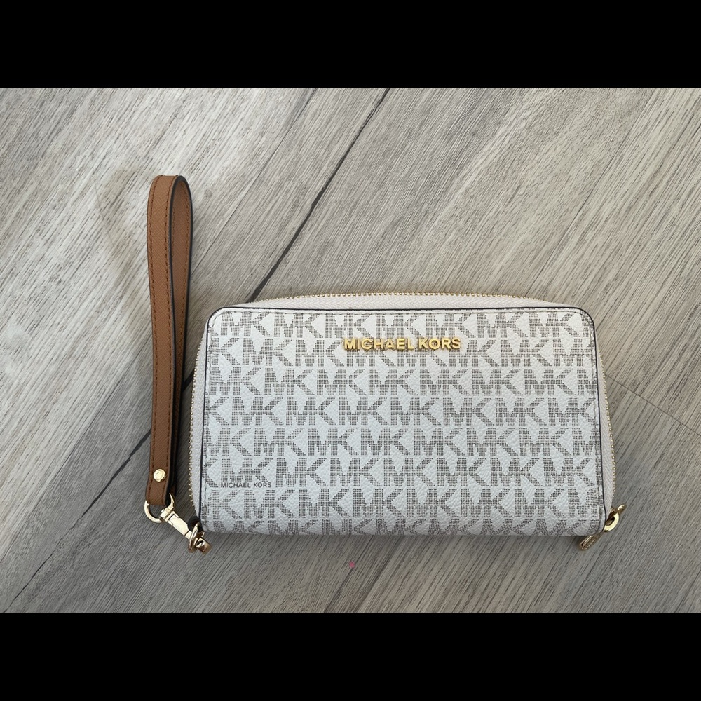 Michael Kors Vanilla Signature Logo zippy wallet